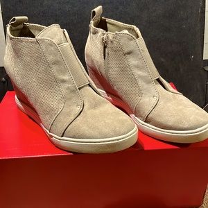 Size 7 wedge shoe